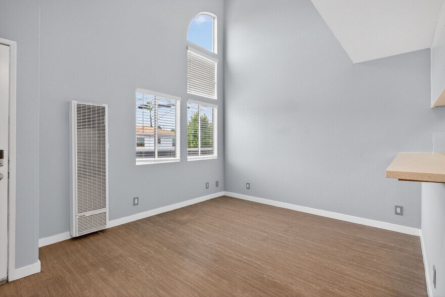 Building Photo - 533 E 11th St