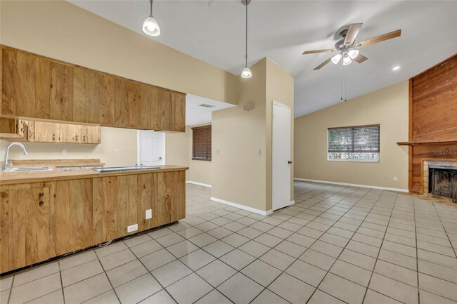 Building Photo - 3/2 Duplex in the heart of Maitland