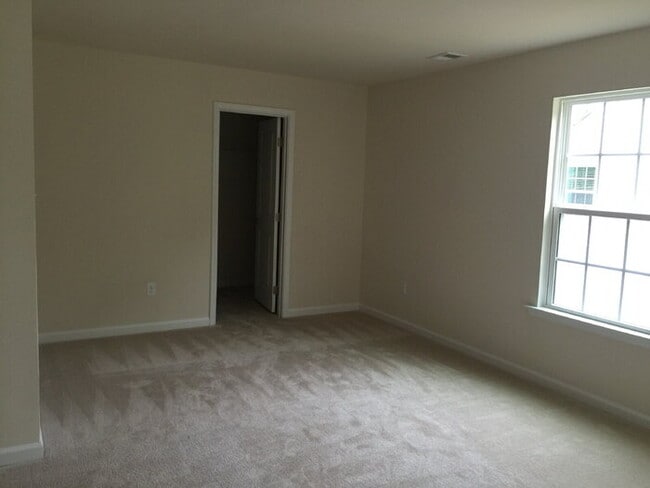 Building Photo - Spacious 4-Bedroom Richmond Retreat with 2...