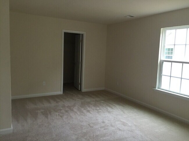 Building Photo - Spacious 4-Bedroom Richmond Retreat with 2.5 Baths on Laroux Avenue – 3,286 Sq. Ft. of Comfortabl...