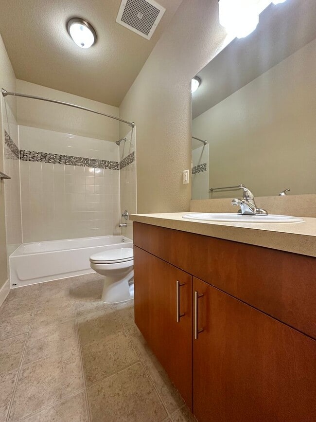 Building Photo - 712 W Laurel St