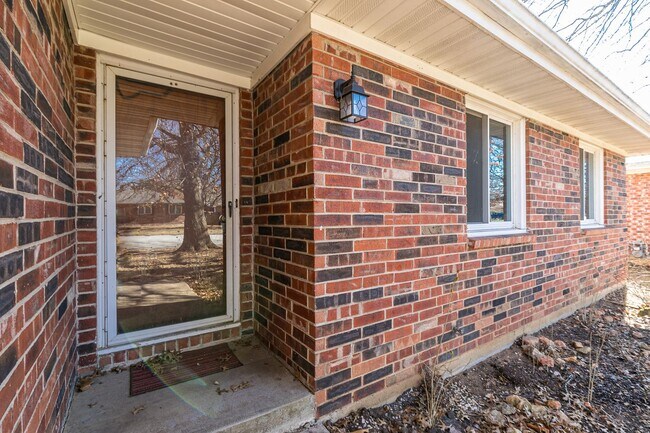 Building Photo - Updated 5 bedroom | 2 bath | 2 car garage | WALK OUT BASEMENT | Fenced backyard | Close to downto...