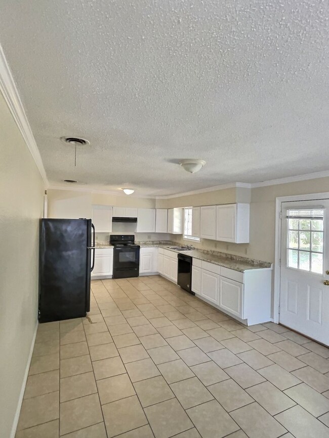 Building Photo - 3 BD 1.5 BA Ocean Springs Rental in the Go...