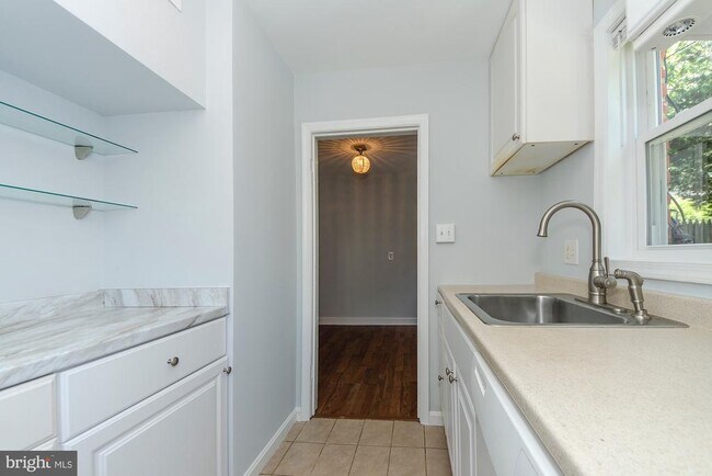 Building Photo - 908 S Highland St