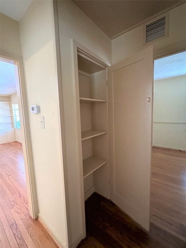 Building Photo - 903 Lamonte Ln