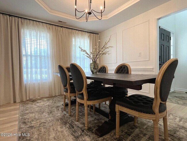 Building Photo - 561 Thorncliff Dr