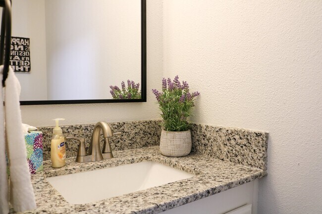 Building Photo - 596 W Moan Pl