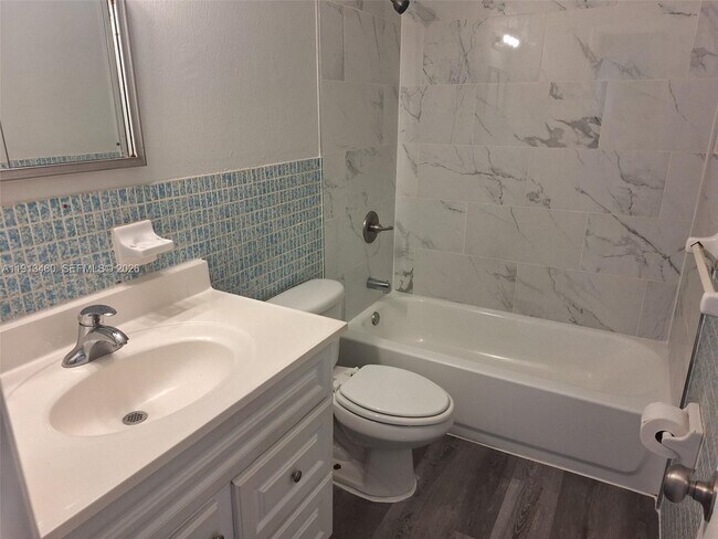 Building Photo - 324 NE 44th St