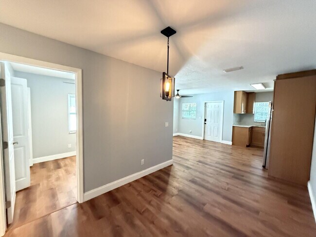 Building Photo - Charming 2-Bed Duplex in Tampa with Modern...