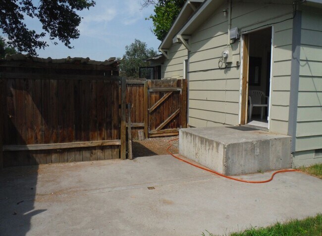 Building Photo - Cozy Rambler with Backyard Close to Columb...