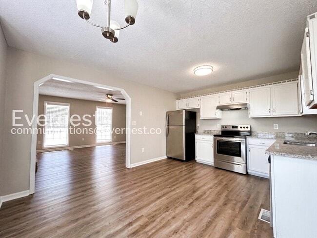 Building Photo - 321 Sadler Dr