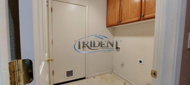 Building Photo - 4 bedroom, 2 bath house with open floor plan