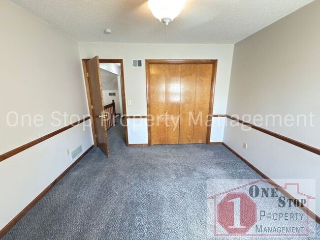 Building Photo - Cozy 2 Bedroom Duplex with Loft & Garage –...