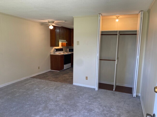 Building Photo - Cozy Studio Apartment - Unbeatable price and location!