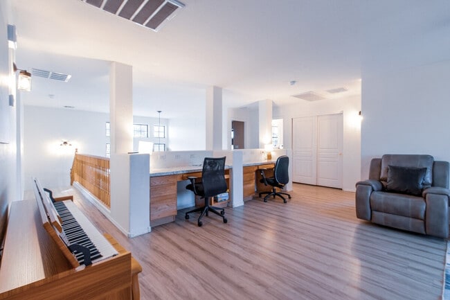 Building Photo - 1550 N Desert Willow St