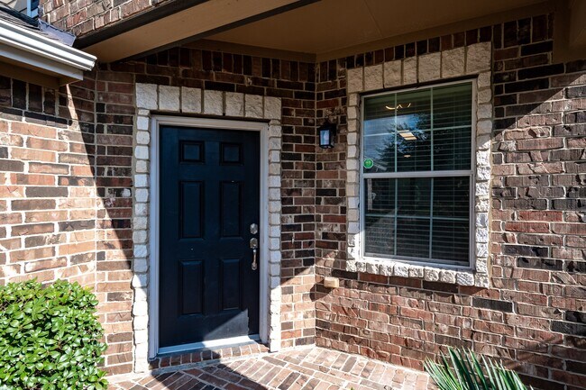 Building Photo - 10019 Lynnwood Dr