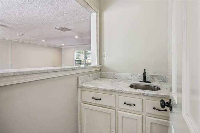 Building Photo - 2232 Burfordi Ln