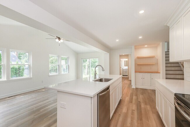 Building Photo - Four bedrooms/2.5 Baths Newly Remodeled Bay Village Home!