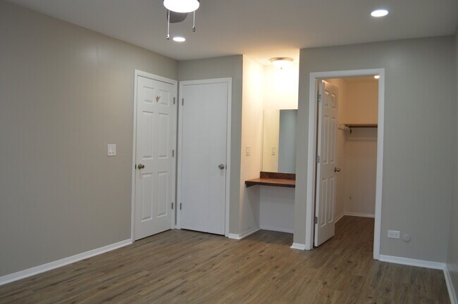 Building Photo - 255 E Court of Shorewood