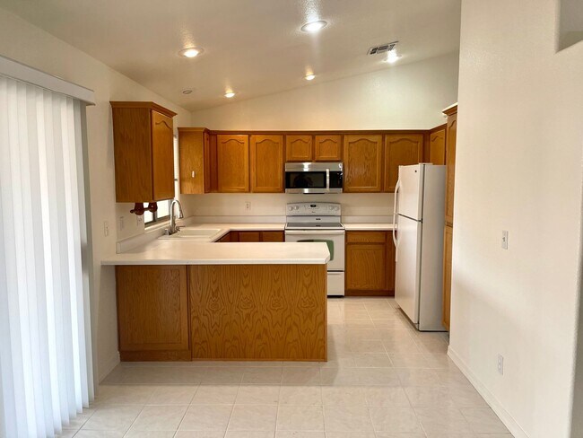 Building Photo - Nice 3 Bedroom 2 Bath Home in Chaparral Mesa!
