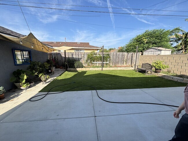 Building Photo - Desirable 3 Bedroom 2 Bathroom House