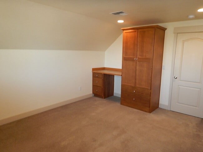 Building Photo - 2 Story, 3 Bedroom, 3 Bathroom House in He...
