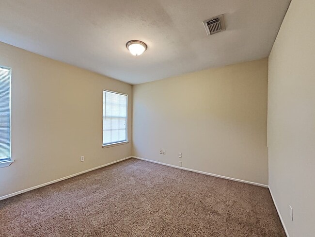 Building Photo - 2022 Oak Shores Dr