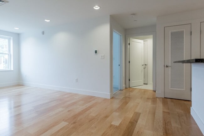 Building Photo - 1BR/1BA - Beautiful Updated Condo in Downtown Portland
