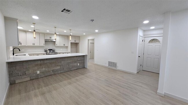 Building Photo - 741 S Glen Ln