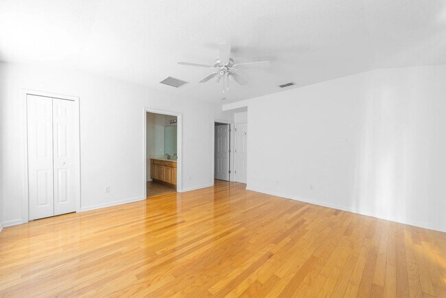 Building Photo - Jax Beach Condo Close to Everything