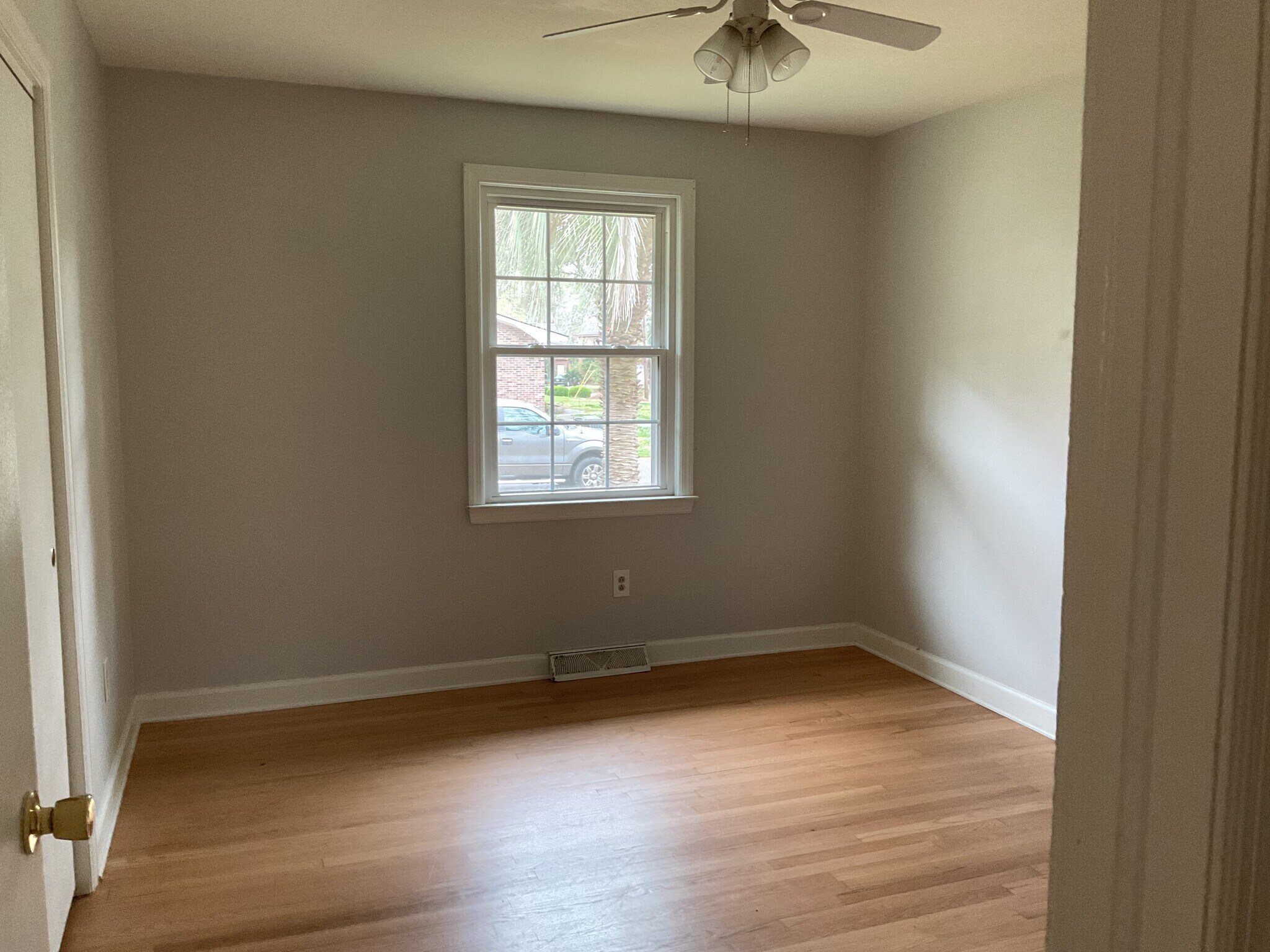 Building Photo - 1395 W Lenevar Dr