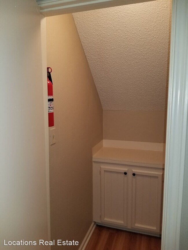 Building Photo - 2 br, 1.5 bath House - 413-B Longwood Court