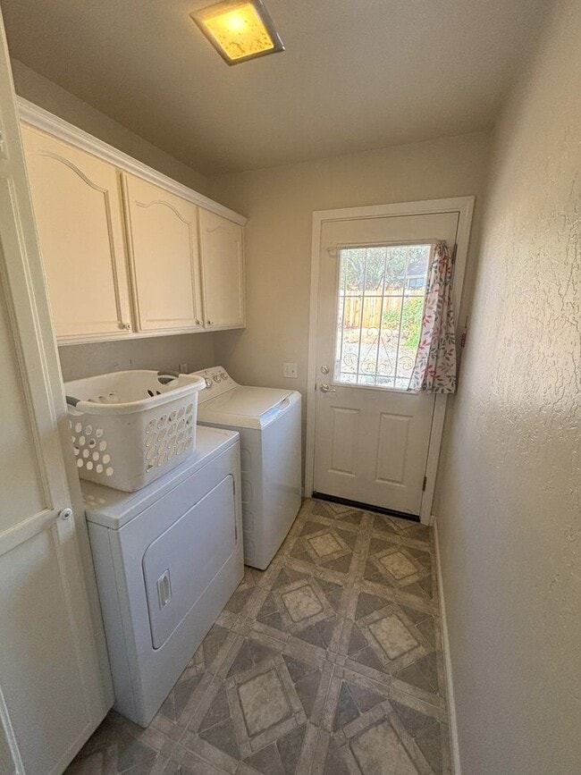Building Photo - Stunning home in fabulous location!  They ...
