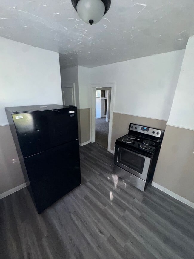 Building Photo - Charming 3-Bedroom Property in Prime Location (SECTION 8 VOUCHERS ACCEPTED)