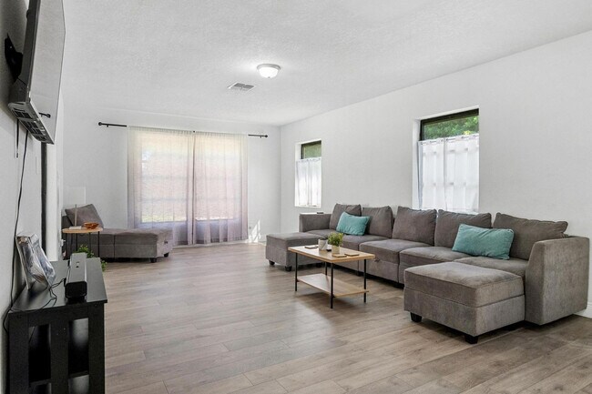 Building Photo - 919 Ave S SE