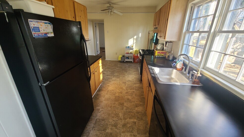 Eat-in Kitchen - 3302 22nd St N