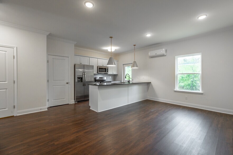 Building Photo - 5547 Stream Ln