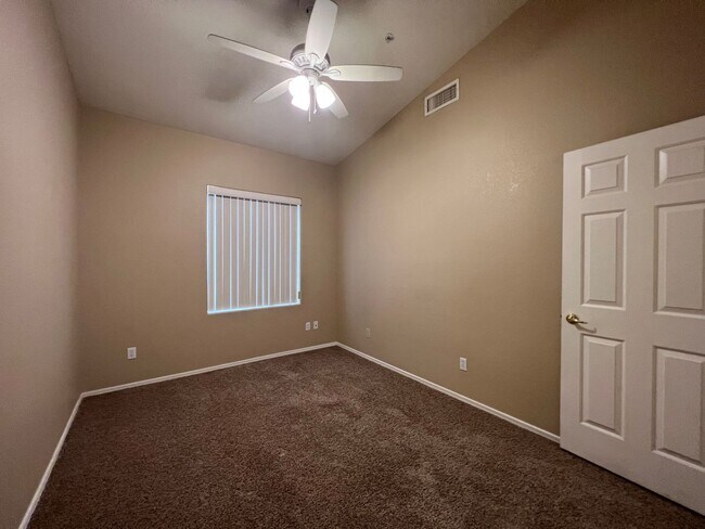 Building Photo - 4 BEDROOM WITH POOL