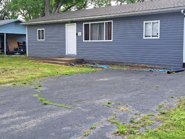 Building Photo - "3-Bedroom Retreat in Cahokia Heights – Co...