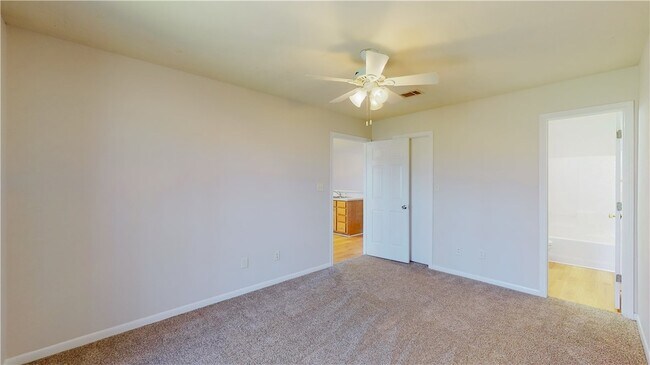 Building Photo - 1511 Hollow Hill Dr