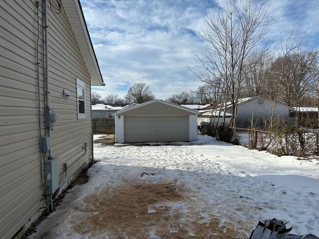 Building Photo - Three bedroom, One bath home with 2 1/2 De...