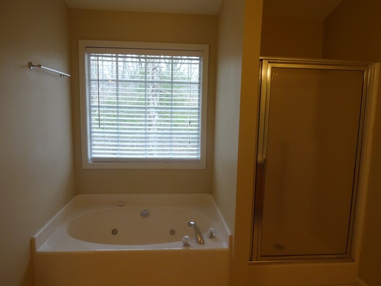 Building Photo - 1054 Falls Brooke Dr