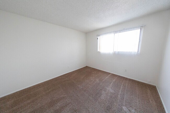 Building Photo - 5 bed 3.5 bath home with AMAZING & HUGE BA...