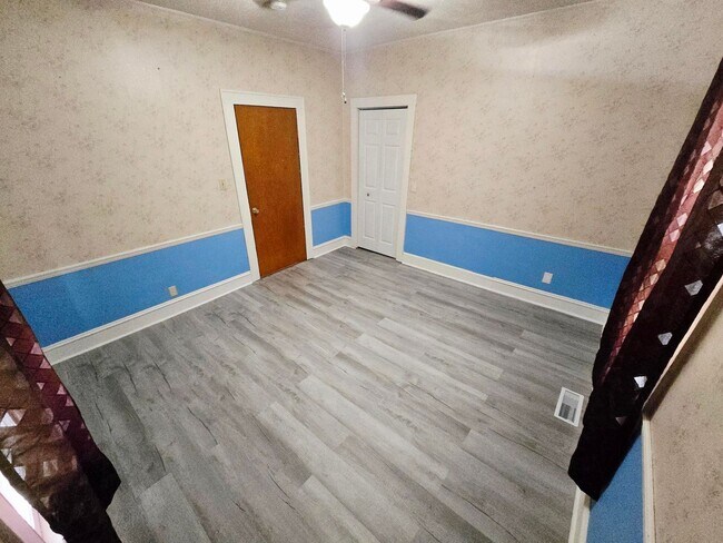 Building Photo - Charming Rental Opportunity in Burlington