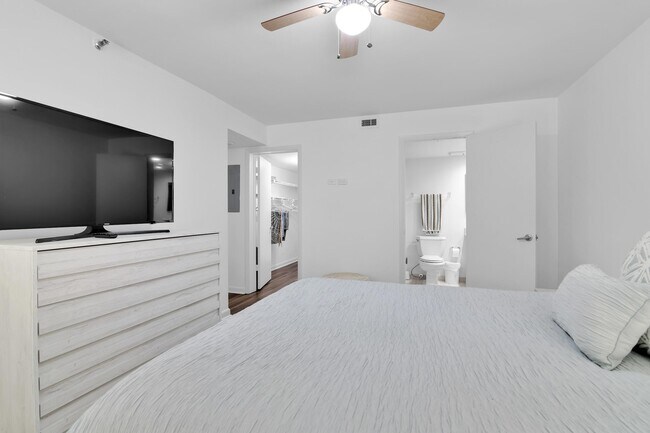 Building Photo - 1167 Hillsboro Mile