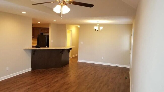 Building Photo - 733 Village Creek Dr