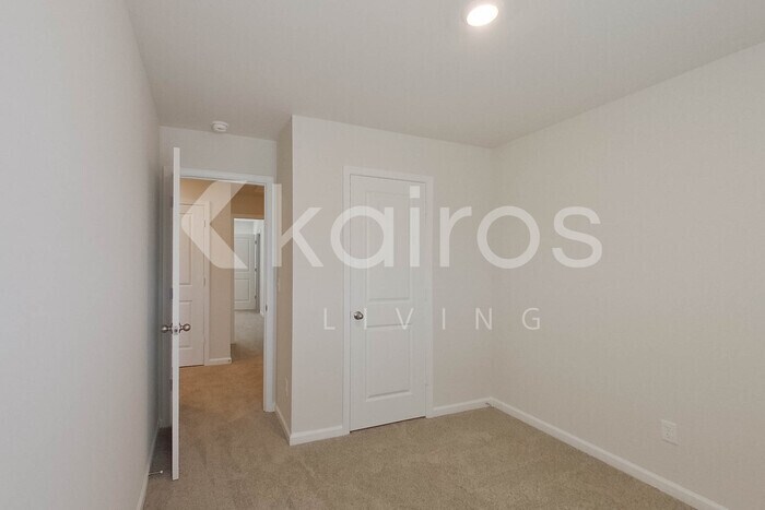 Building Photo - 2553 Banyan Cir