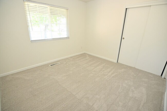 Building Photo - 5659 Lathrop Dr