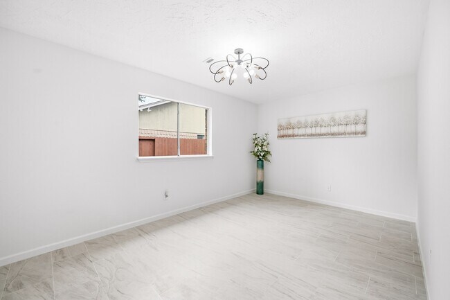 Building Photo - 7310 Londres Dr