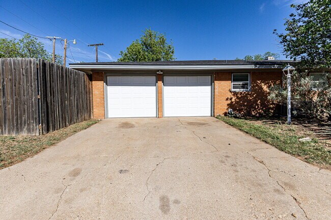Building Photo - Newly remodeled 3/2/2 in north Lubbock!  M...